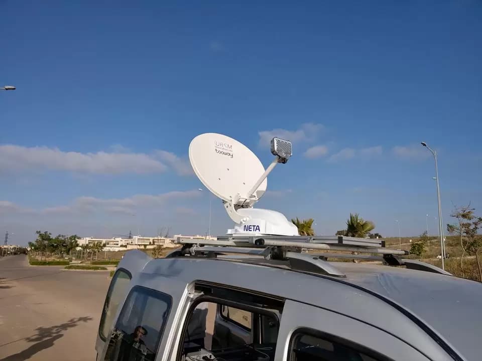 Station VSAT a pointage automatique : connectivité satellite instantanée