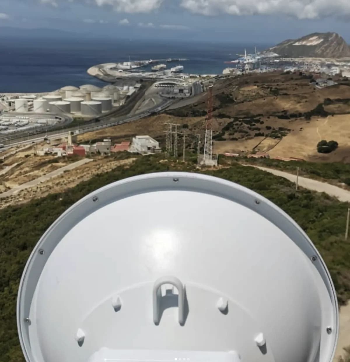 Internet satellite VSAT Hughes et liaison Ubiquiti gigabit au port Tanger Med