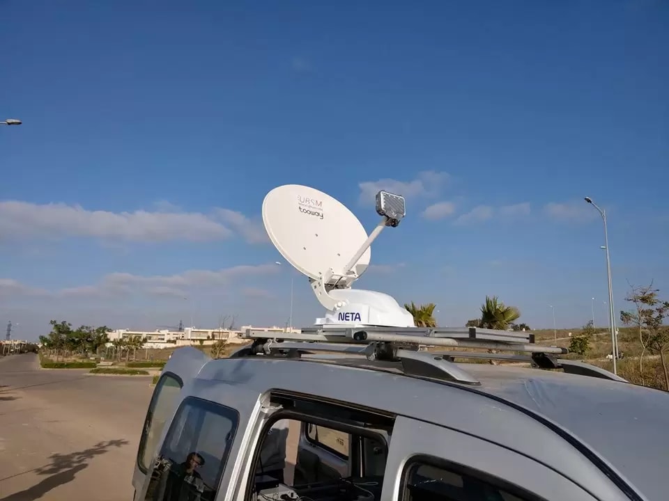 Station VSAT a pointage automatique : connectivité satellite instantanée