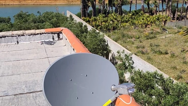 VSAT sur site industriel rural au Maroc : installation réelle et comment fonctionne le satellite Ka-band