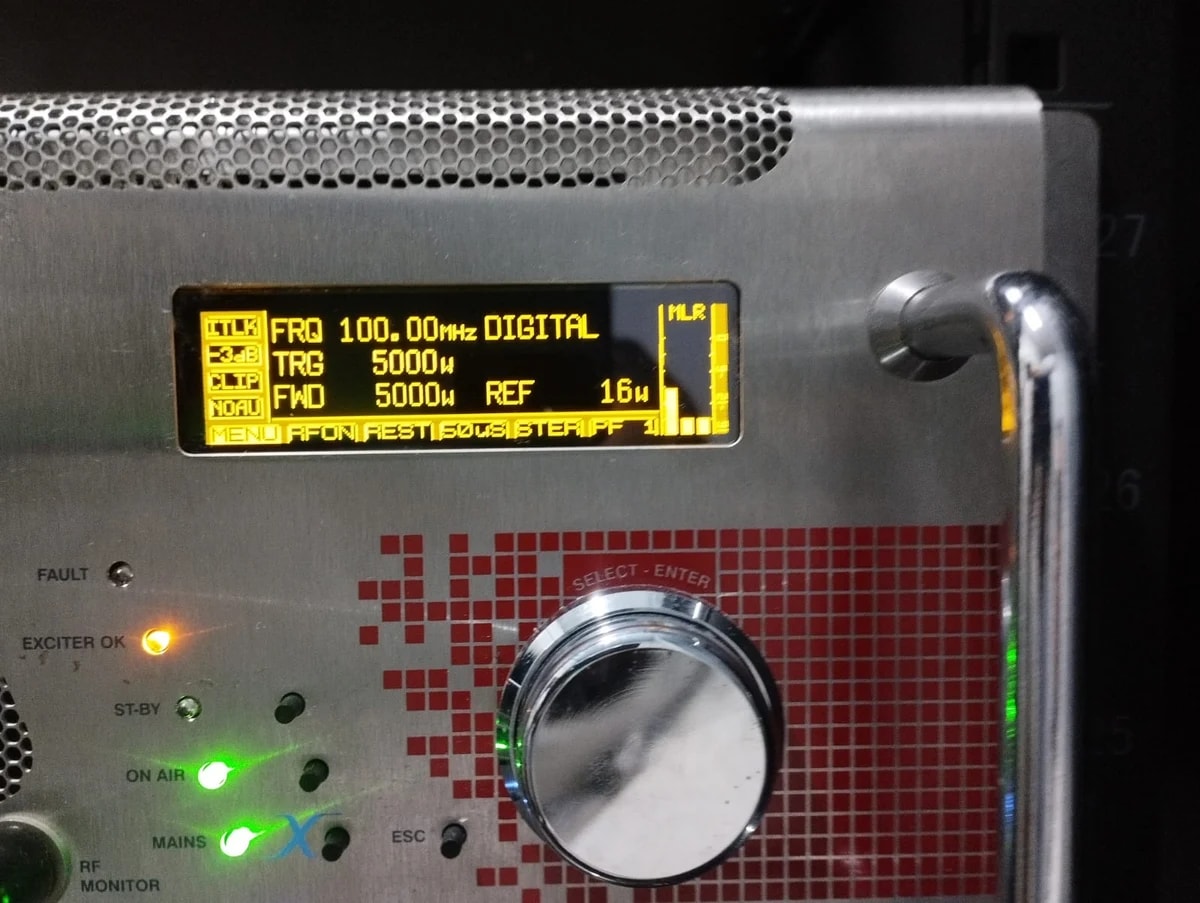 Installation d'un émetteur FM Elenos 5 kW digital sur 100 MHz au Maroc