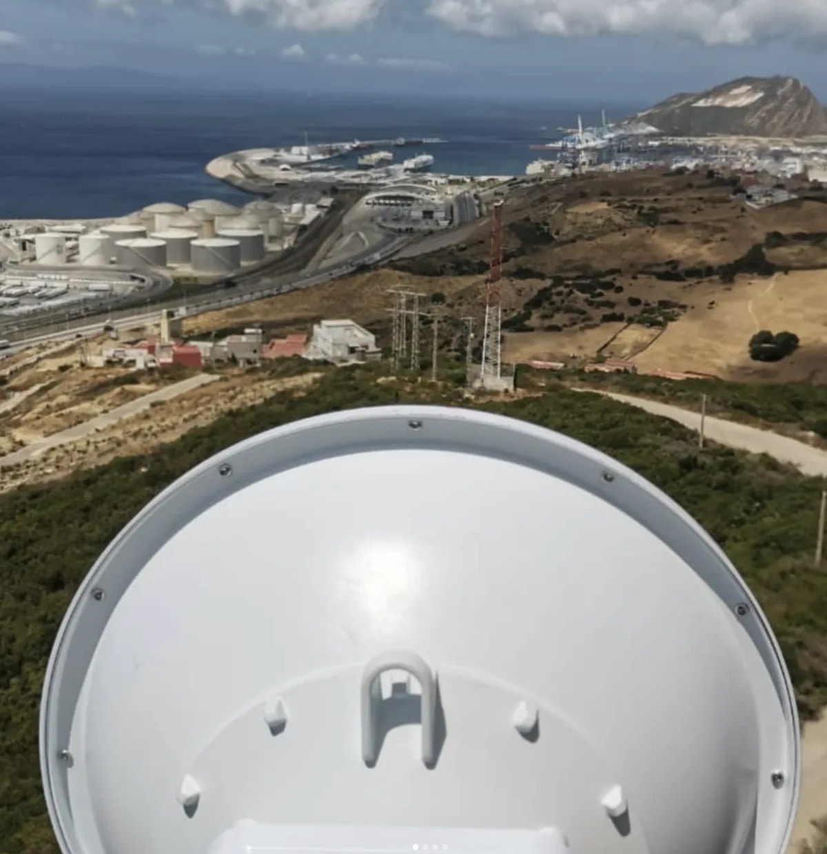 Internet satellite VSAT Hughes et liaison Ubiquiti gigabit au port Tanger Med