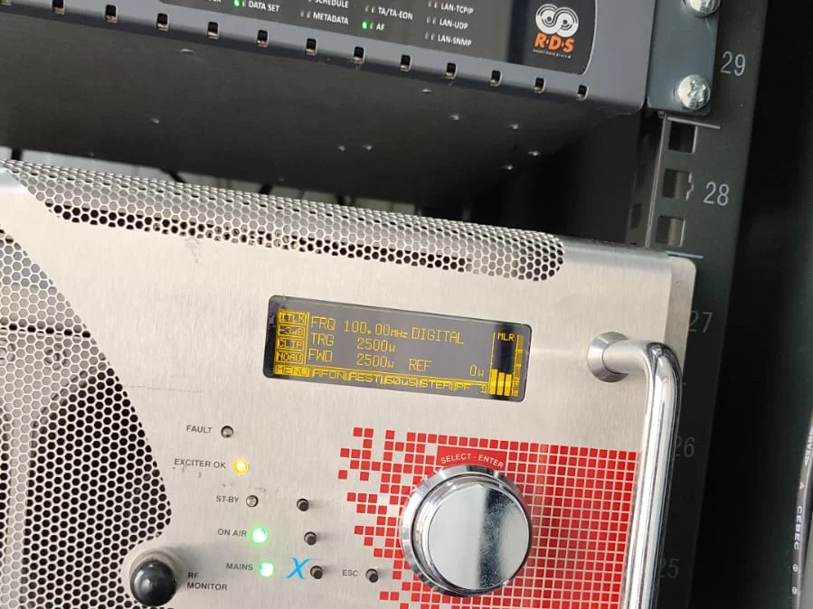 Rack émetteur FM Elenos 5kW avec encodeur RDS et système WheatNet-IP - installation Maroc
