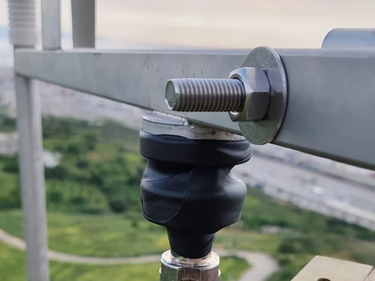 Connecteur coaxial weatherproofé sur pylône antenne FM - installation en hauteur avec vue panoramique