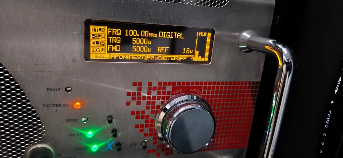 Panneau avant émetteur Elenos Indium 5kW - voyants ON AIR et MAINS allumés, mode digital