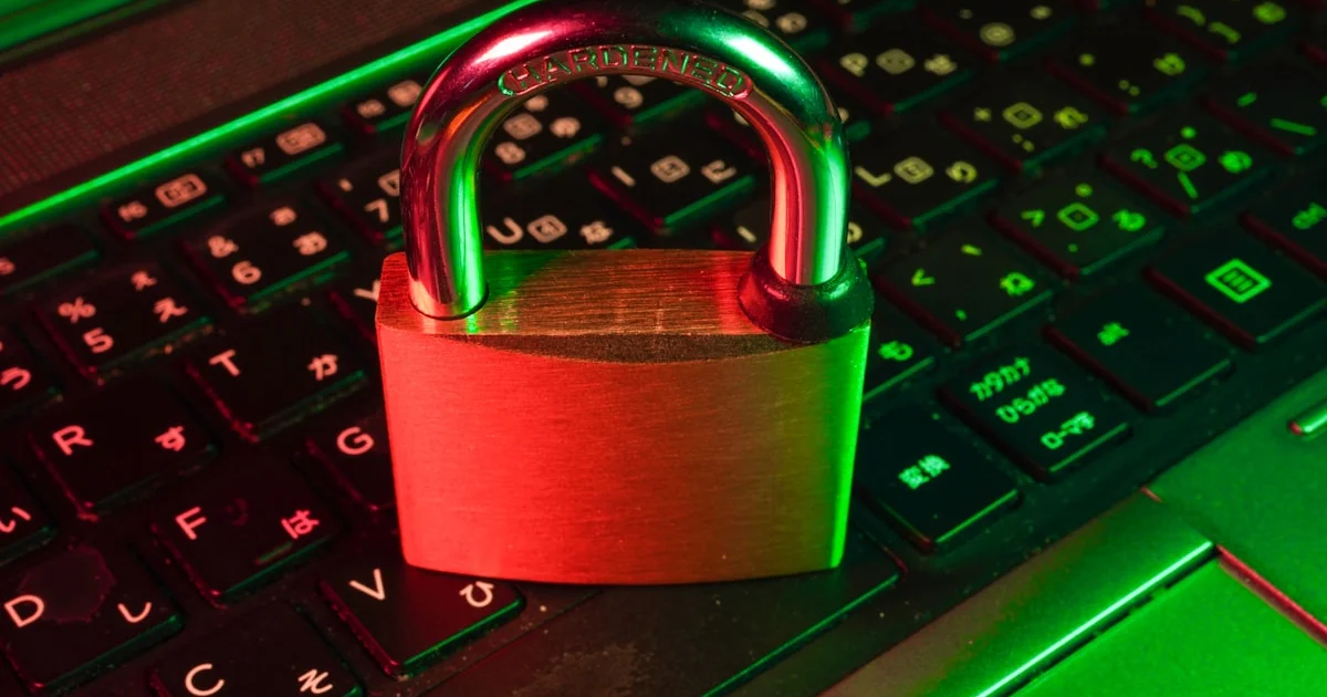 Tableau de bord de cybersécurité montrant des alertes firewall critiques — analyse des menaces 2024-2025