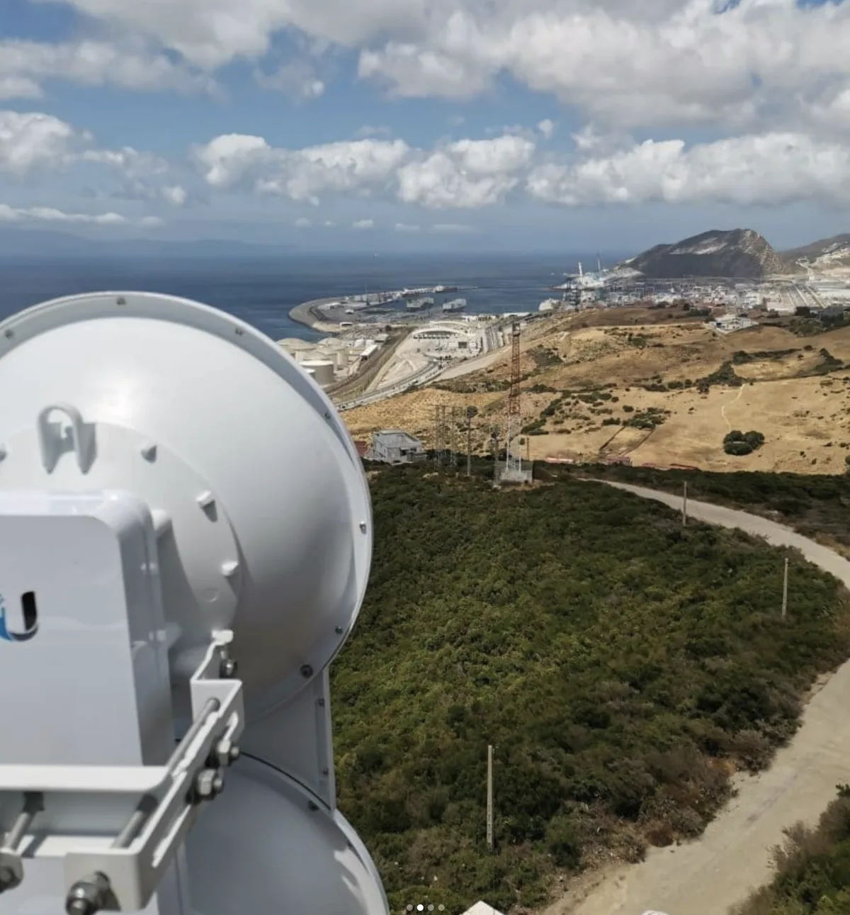 Vue latérale antenne Ubiquiti AirFiber avec port Tanger Med en arrière-plan