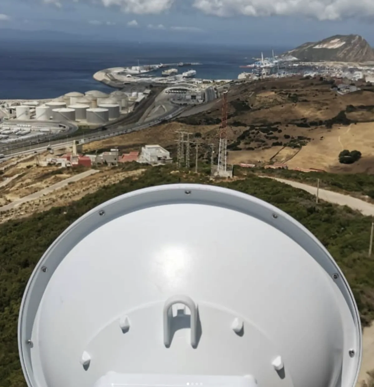 Antenne Ubiquiti AirFiber sur pylône en surplomb du port Tanger Med