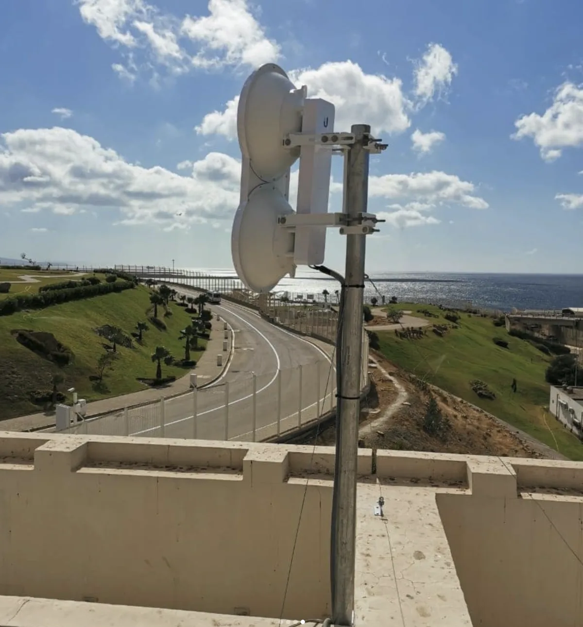 Paire d'antennes Ubiquiti AirFiber sur mât - liaison gigabit point-à-point Tanger Med