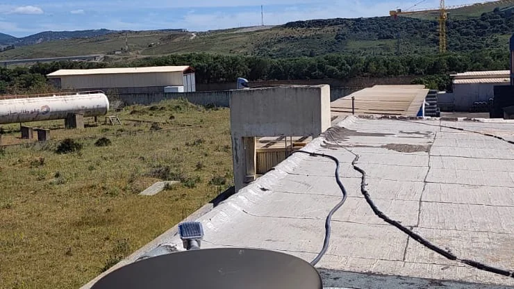 Antenne VSAT Hughes Ka-band installée sur toiture de bâtiment industriel en zone rurale au Maroc
