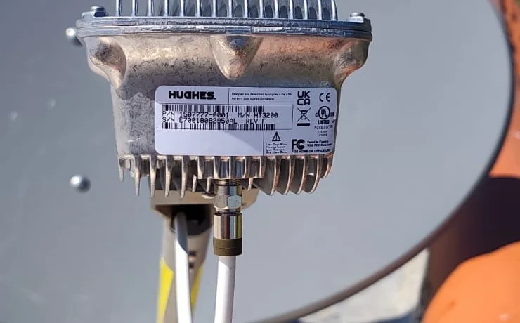 Terminal Hughes HT3200 : unité BUC/LNB intégrée au point focal de l'antenne VSAT Ka-band