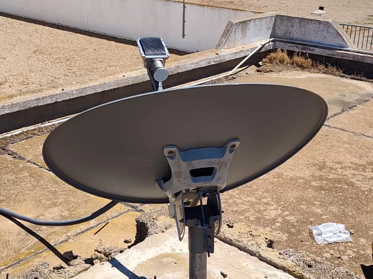 Antenne VSAT installée sur toit côtier avec vue mer - Hughes Eutelsat Konnect