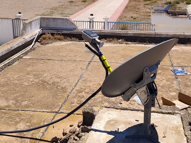 Antenne VSAT Hughes sur toit avec connexion câblée - installation Eutelsat Konnect